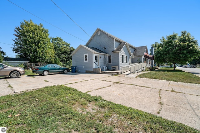 view of front of house with a front lawn and driveway
