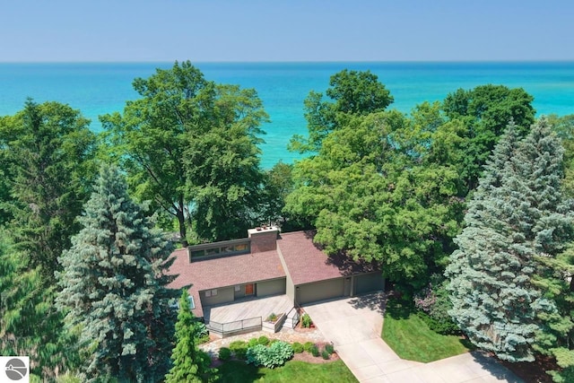 bird's eye view with a water view