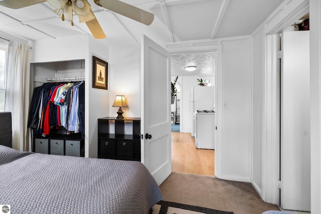 bedroom featuring a ceiling fan, a closet, and carpet flooring