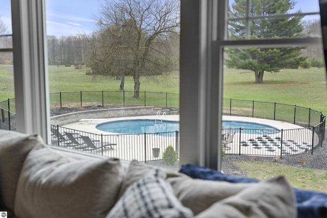 view of swimming pool