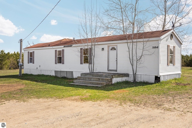 manufactured / mobile home featuring a front yard