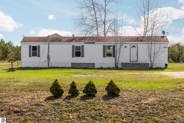manufactured / mobile home featuring a front lawn