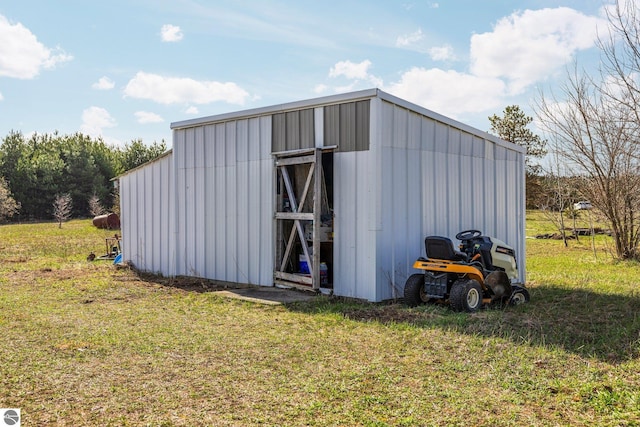 view of pole building featuring a lawn