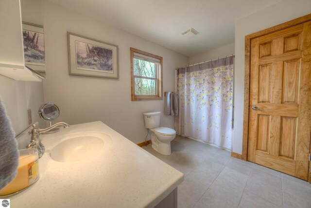 full bathroom featuring vanity, curtained shower, visible vents, and toilet