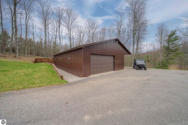 view of detached garage