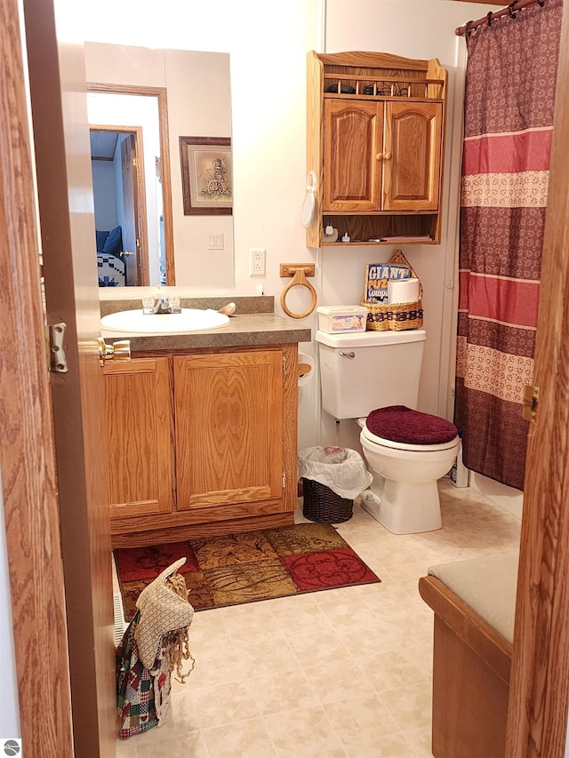 bathroom with toilet, a shower with curtain, and vanity