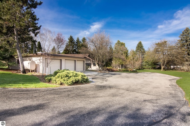 garage with aphalt driveway and heating fuel