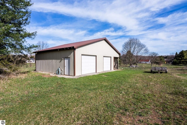 view of outdoor structure with an outbuilding