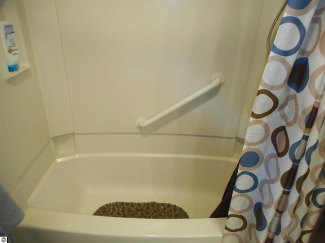 bathroom featuring a shower with shower curtain