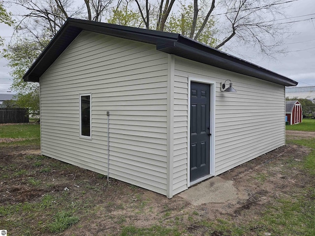 view of outdoor structure featuring an outbuilding