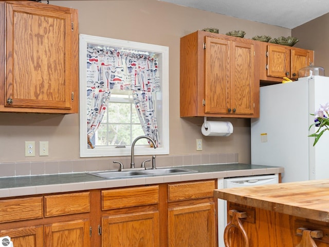 kitchen featuring a sink and freestanding refrigerator