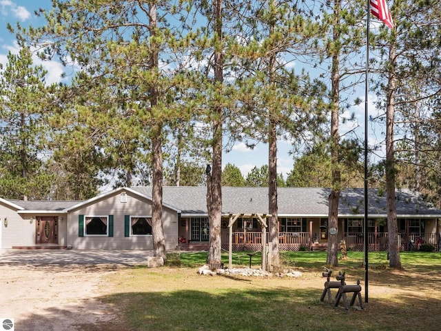 view of front of home featuring dirt driveway and a front yard