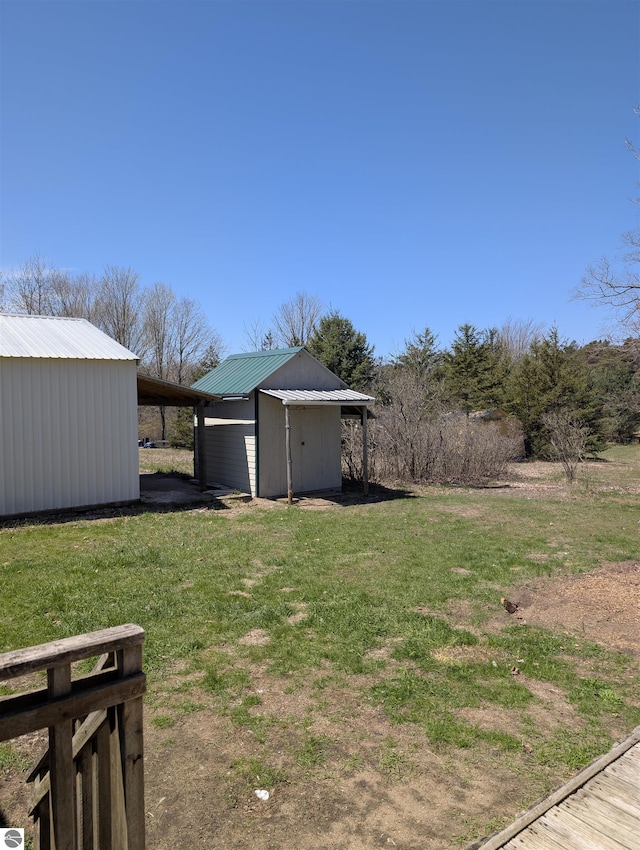 view of yard with an outbuilding