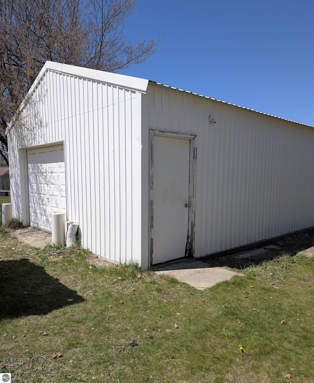 view of outdoor structure featuring an outdoor structure