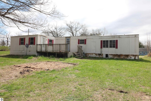 view of front of house featuring entry steps, a wooden deck, and a front yard