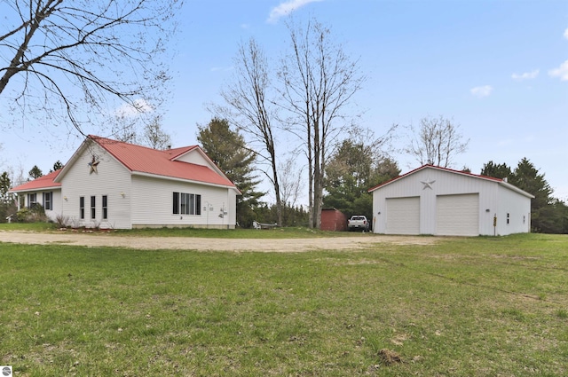 view of yard featuring an outdoor structure and a detached garage