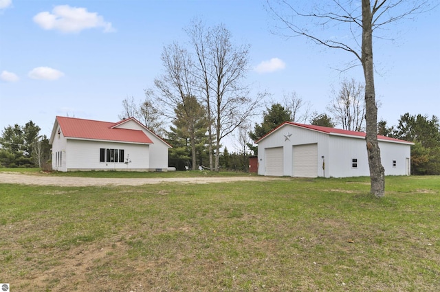 view of yard with an outbuilding and a garage