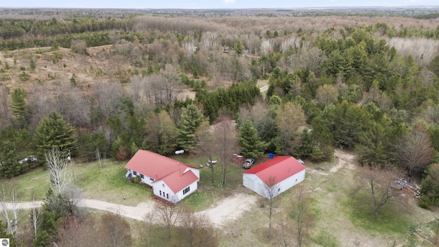 birds eye view of property featuring a wooded view