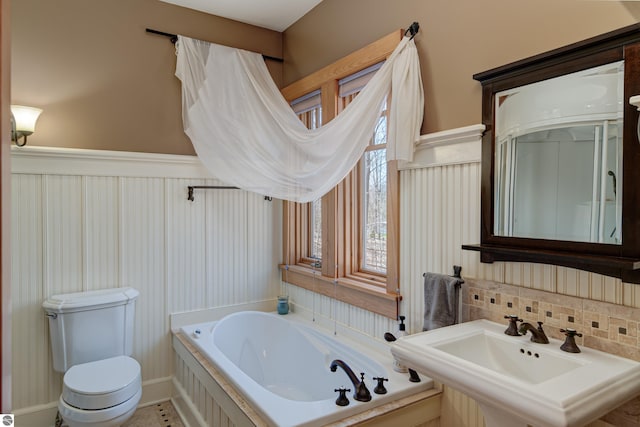 4130 W Dodge Springs Trl, Maple City, MI 49664 - full bathroom featuring a sink, toilet, tasteful backsplash, and a bath
