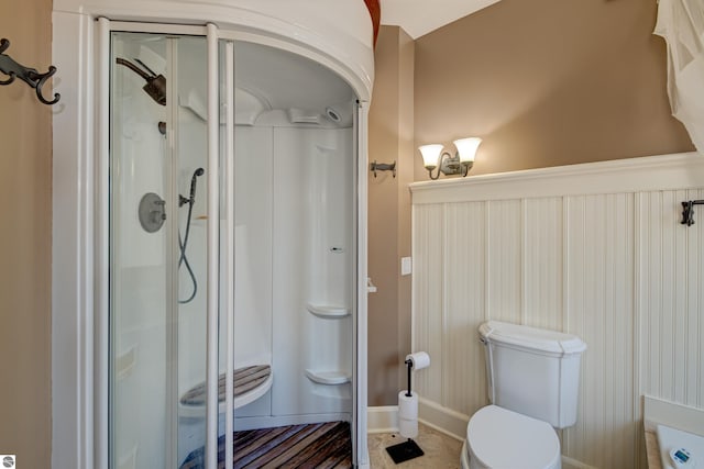 4130 W Dodge Springs Trl, Maple City, MI 49664 - bathroom featuring a stall shower, toilet, and baseboards