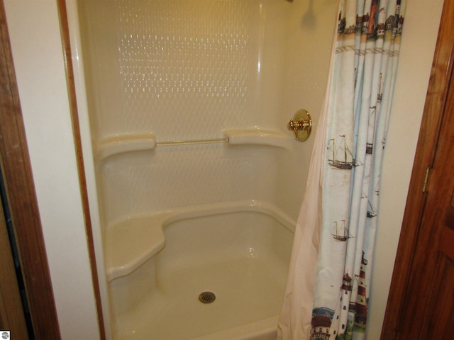 full bathroom with curtained shower