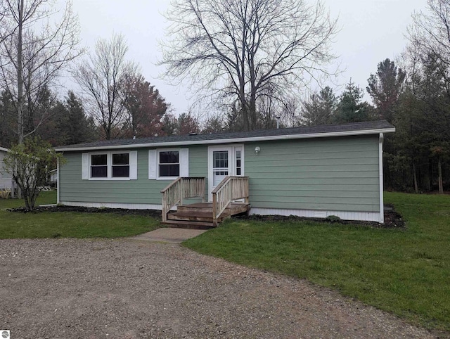 manufactured / mobile home with a front lawn