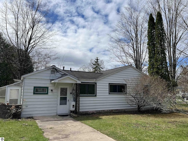 view of front of property featuring a front yard
