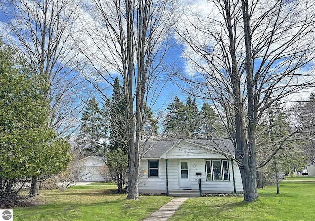 view of front of property with a front lawn