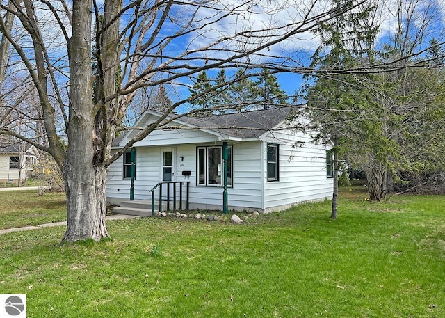 view of front of property featuring a front lawn