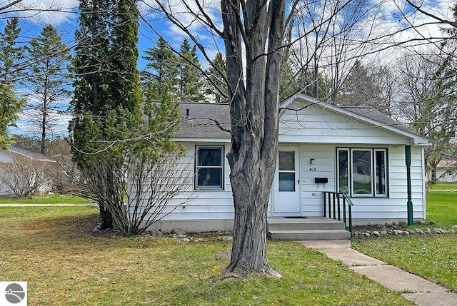 bungalow featuring a front yard