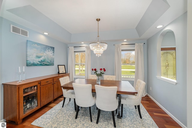 726 Doe Trl, Mount Pleasant, MI 48858 - dining room featuring a chandelier, dark wood-style floors, plenty of natural light, recessed lighting, and baseboards