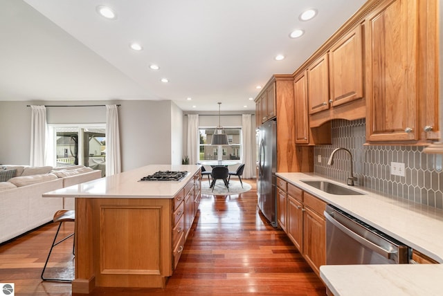 726 Doe Trl, Mount Pleasant, MI 48858 - kitchen featuring stainless steel appliances, a sink, recessed lighting, dark wood finished floors, and tasteful backsplash