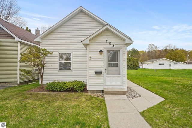 203 W Sixteenth St, Traverse City, MI 49684 - view of front of home with a front yard