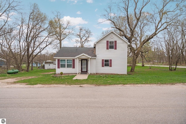 traditional home featuring roof with shingles and a front yard