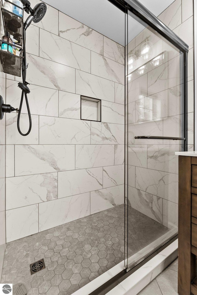 5945 E M-55, Cadillac, MI 49601 - bathroom featuring a tile shower