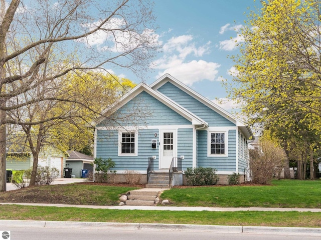 view of front facade featuring a front lawn