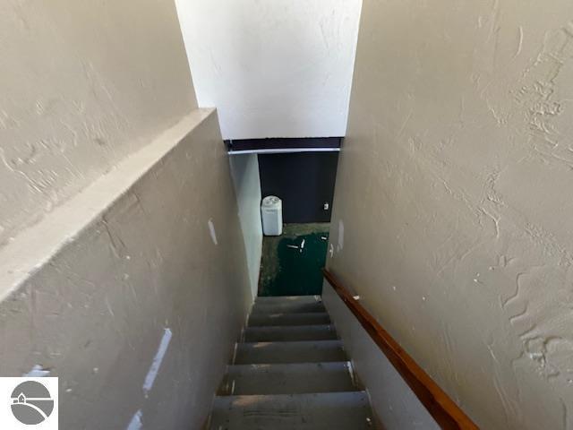 2195 S Sara Dr, Lake City, MI 49651 - view of stairs