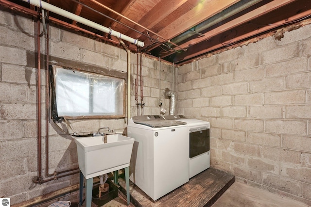 laundry area featuring washer and clothes dryer