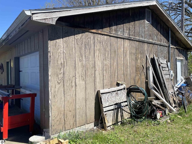view of outdoor structure with an outbuilding