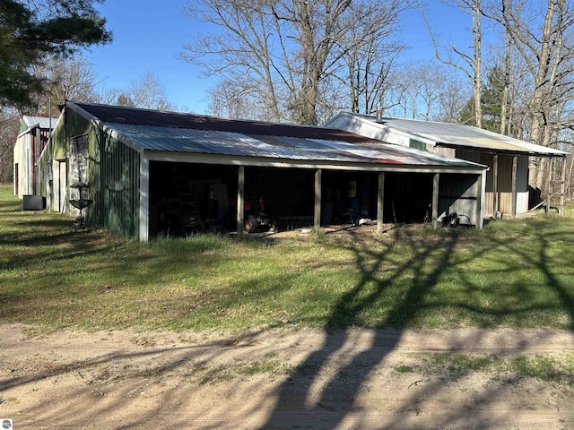 view of pole building featuring a lawn