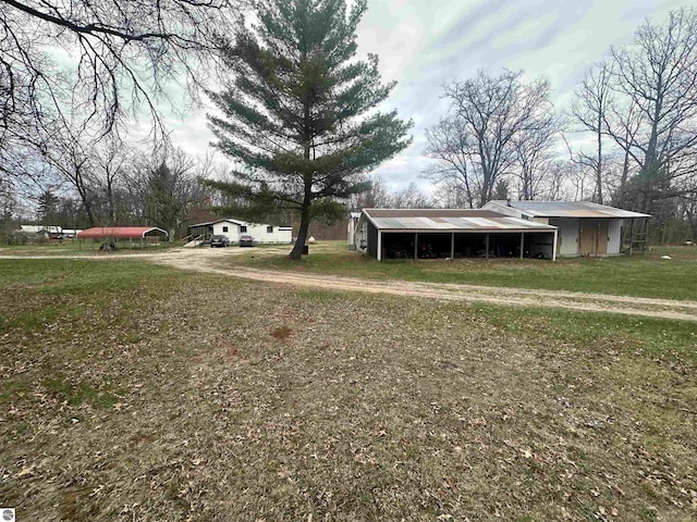view of yard with an outbuilding