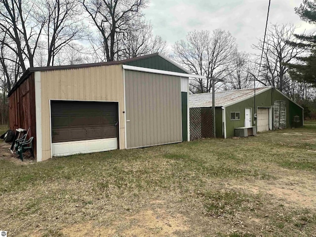 view of outdoor structure featuring an outbuilding