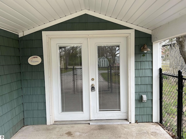entrance to property with fence