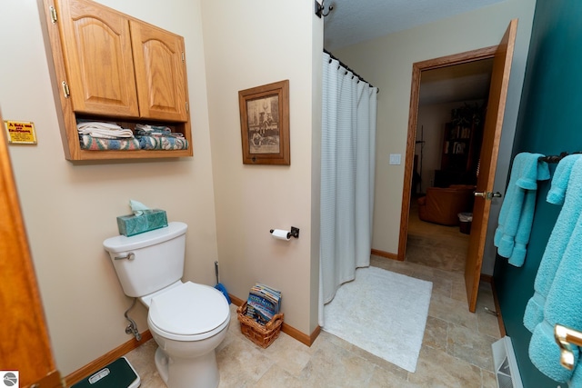 full bathroom featuring toilet, a shower with curtain, and baseboards