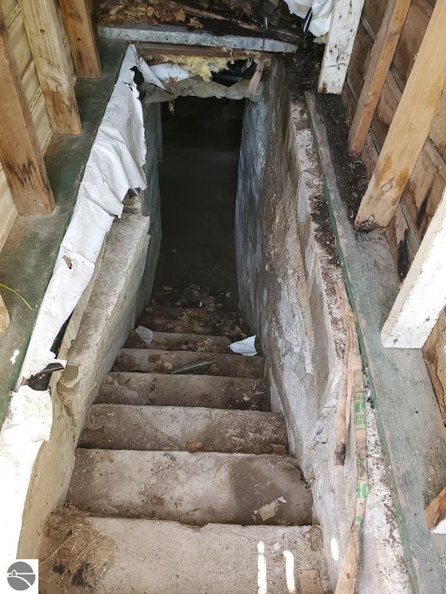 312 S Brown St, Edmore, MI 48829 - view of stairway