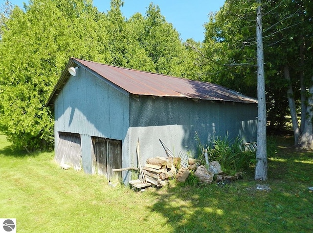 915 N Sunset Shores Dr, Lake Leelanau, MI 49653 - view of pole building featuring a lawn