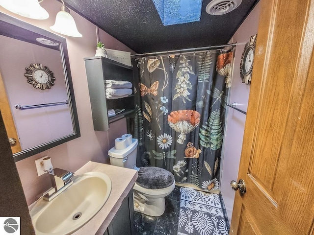 411 S Grover Ave Lot 39, Alma, MI 48801 - full bathroom featuring toilet, vaulted ceiling, vanity, and curtained shower