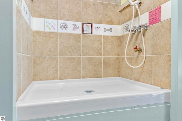 8233 Barney Rd, Traverse City, MI 49684 - bathroom featuring tiled shower