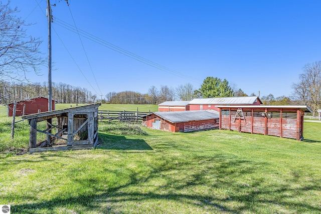view of yard with an outbuilding