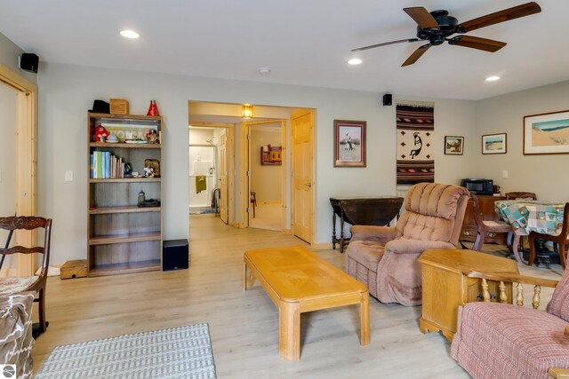 living area featuring light wood-style floors, ceiling fan, recessed lighting, and baseboards
